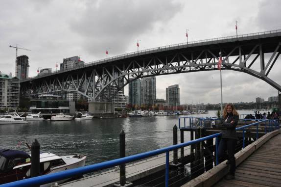 Ponte que liga o centro à ilha de Granville, em Vancouver, no Canadá